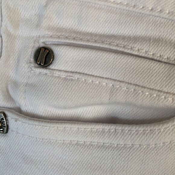 𝅺KUT from the Kloth white denim. Mid rise. Five pockets. - Picture 5 of 11